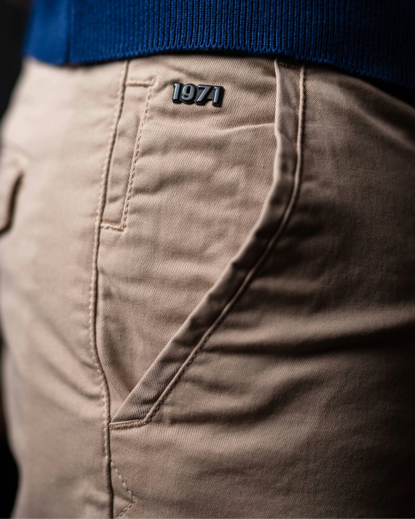 Chino Dave écru beige - détail ceinture et boutons - fabrication portugaise 1971