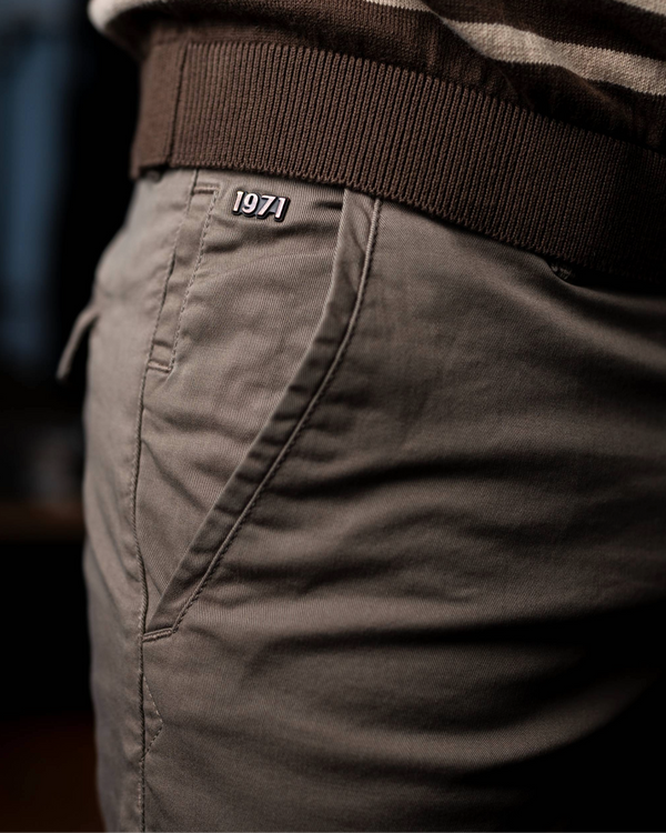 Chino Dave taupe beige - détail ceinture et boutons - fabrication portugaise 1971