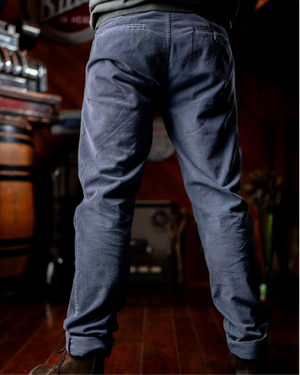 Pantalon Arturo indigo porté look vintage authentique