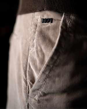 Pantalon Arturo écru porté look vintage authentique