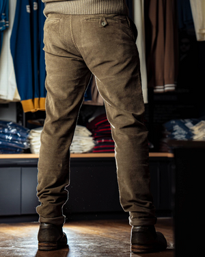 Pantalon velours Arturo kaki porté look vintage authentique