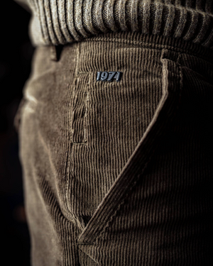 Texture velours côtelé Arturo kaki tissu français doux