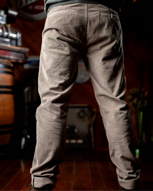 Pantalon Arturo taupe porté look vintage authentique