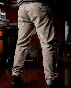 Vue latérale pantalon Arturo taupe homme style rétro