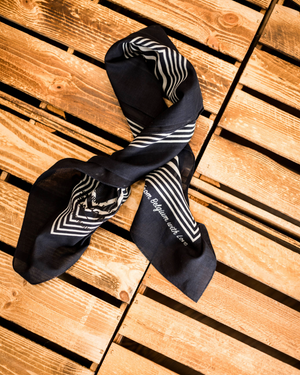 Détail finition écharpe Babette bleue fabrication premium