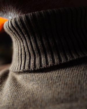 Vue latérale pull Bary kaki chiné fil italien