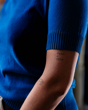 Top Carla bleu china porté look vintage authentique