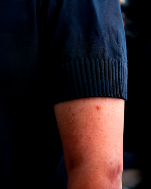 Vue latérale top Carla navy fabrication italienne