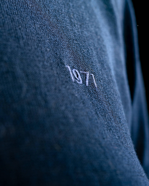 Top Carla navy porté style vintage authentique