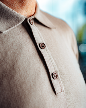 Détail col polo Charly beige tricot italien premium