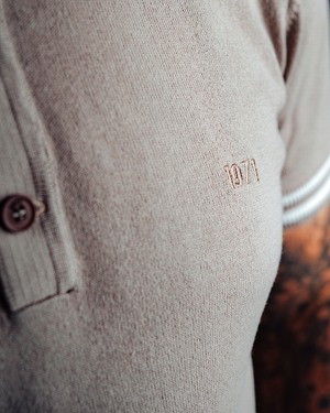 Polo Charly beige porté style vintage authentique heritage