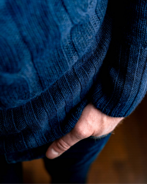 Détail torsades pull Calvin navy tricot italien premium