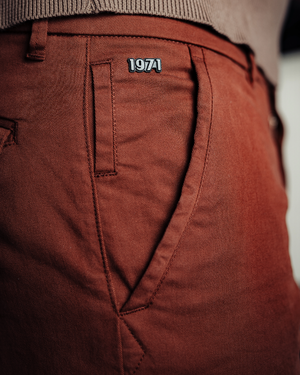 Vue arrière chino Dave cognac homme style rétro