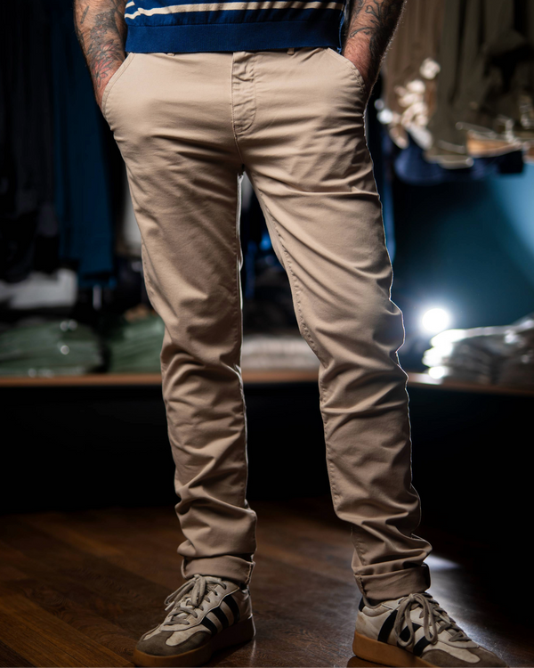 Chino Dave écru homme - vue de face - coupe fuselée coton premium Portugal 1971