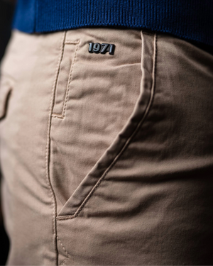 Chino Dave écru beige - détail ceinture et boutons - fabrication portugaise 1971