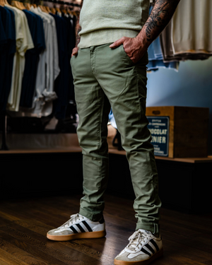 Vue latérale chino Dave kaki style rétro authentique