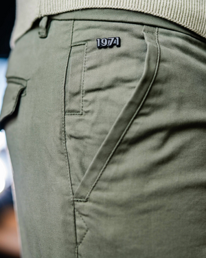 Détail bouton chino Dave kaki fabrication européenne qualité