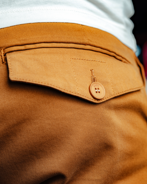 Vue arrière chino Dave moutarde homme style rétro