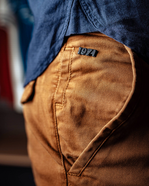 Vue arrière chino Dave tabac homme style rétro casual