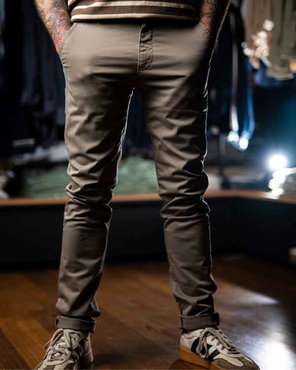 Chino Dave taupe homme - vue de face - coupe fuselée coton premium Portugal 1971