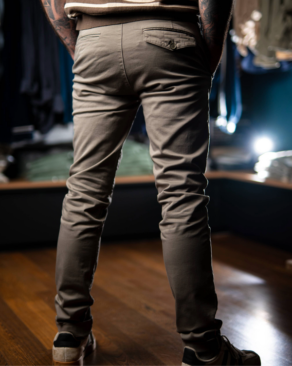 Chino Dave taupe homme - vue de dos - style décontracté premium 1971