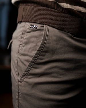 Chino Dave taupe beige - détail ceinture et boutons - fabrication portugaise 1971