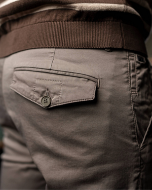 Chino Dave taupe homme - détail texture coton élasthanne - pantalon confort 1971