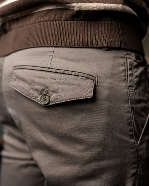 Chino Dave taupe homme - détail texture coton élasthanne - pantalon confort 1971