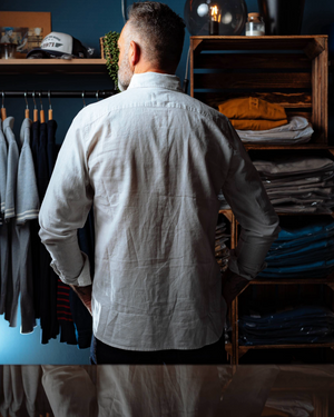 Détail poche chemise Eddy bleu clair tissu portugais premium