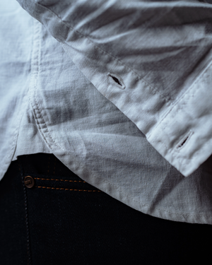 Détail couture chemise Eddy bleu clair fabrication Portugal