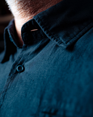 Chemise Eddy navy portée look casual vintage heritage