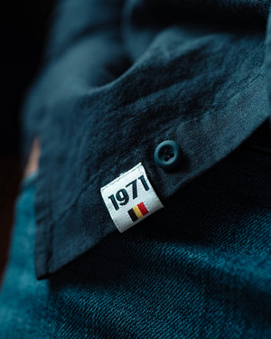 Détail bouton chemise Eddy bleu marine qualité premium