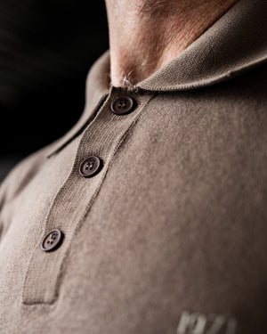 Détail bouton polo Hutch café signature 1971 premium