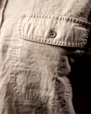 Chemise Keith taupe portée style vintage années 70 heritage