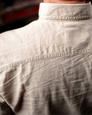 Détail couture chemise Keith taupe qualité premium européenne