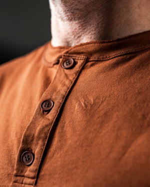 Détail col henley t-shirt Lewis cayenne boutons 1971