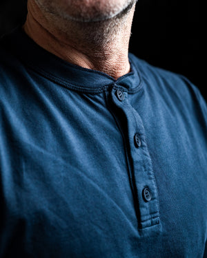 Détail col henley t-shirt Lewis bleu profond boutons 1971