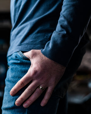 T-shirt Lewis bleu profond porté style vintage heritage