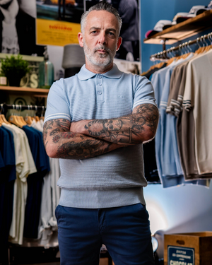 Détail motif polo Pepito bleu ciel tricot italien premium