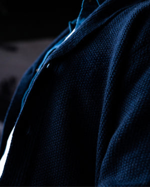 Détail col châle cardigan Pino navy tricot italien premium