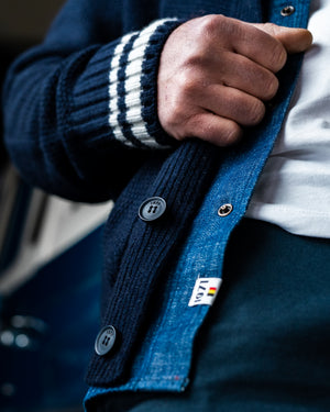 Cardigan Pino navy porté style vintage années 70 heritage