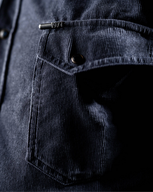 Vue latérale chemise Torst bleu indigo fabrication portugaise