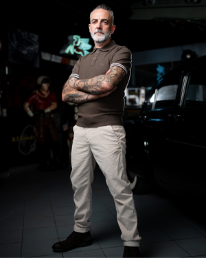 Détail col polo Umberto marron tricot italien premium