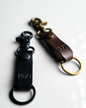 Détail mousqueton porte-clés Keny cuir italien premium